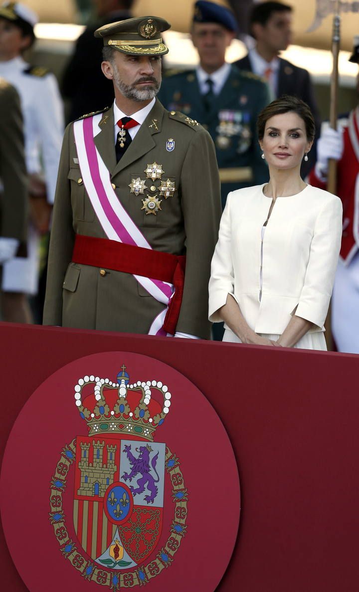 Los Reyes Felipe y Letizia en la Plaza de La Lealtad, durante el desfile militar celebrado con motivo de la celebración del Día de Las Fuerzas Armadas que presiden por vez primera vez.