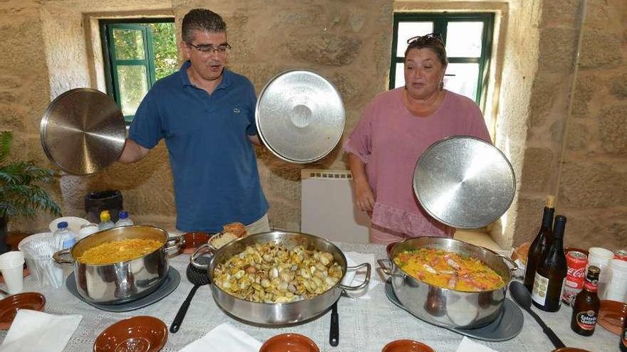 Xosé Luis Martínez y una de las responsables de Arela, con las preparaciones de almejas. // Gustavo Santos