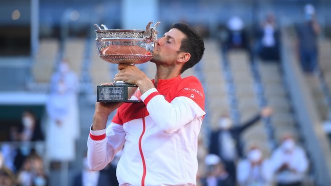 Djokovic levanta la Copa de campeón en París.