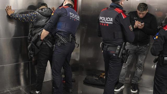 Macrodispositiu conjunt dels Mossos i la unitat de seguretat de TMB al metro de Barcelona. | ZOWY VOETEN