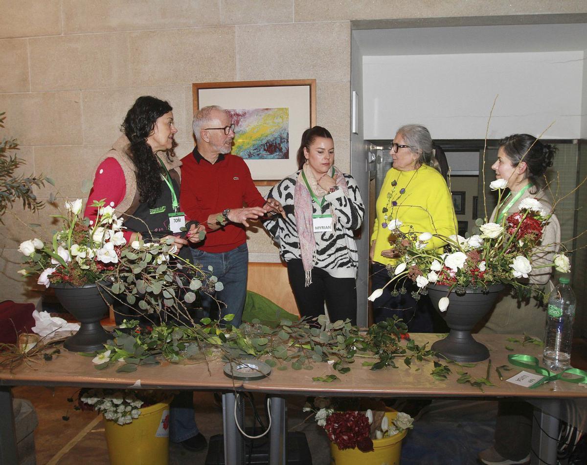 Esther Lladonosa (segunda a la derecha), imparte una lección del curso. |  Fotos: Iñaki Osorio