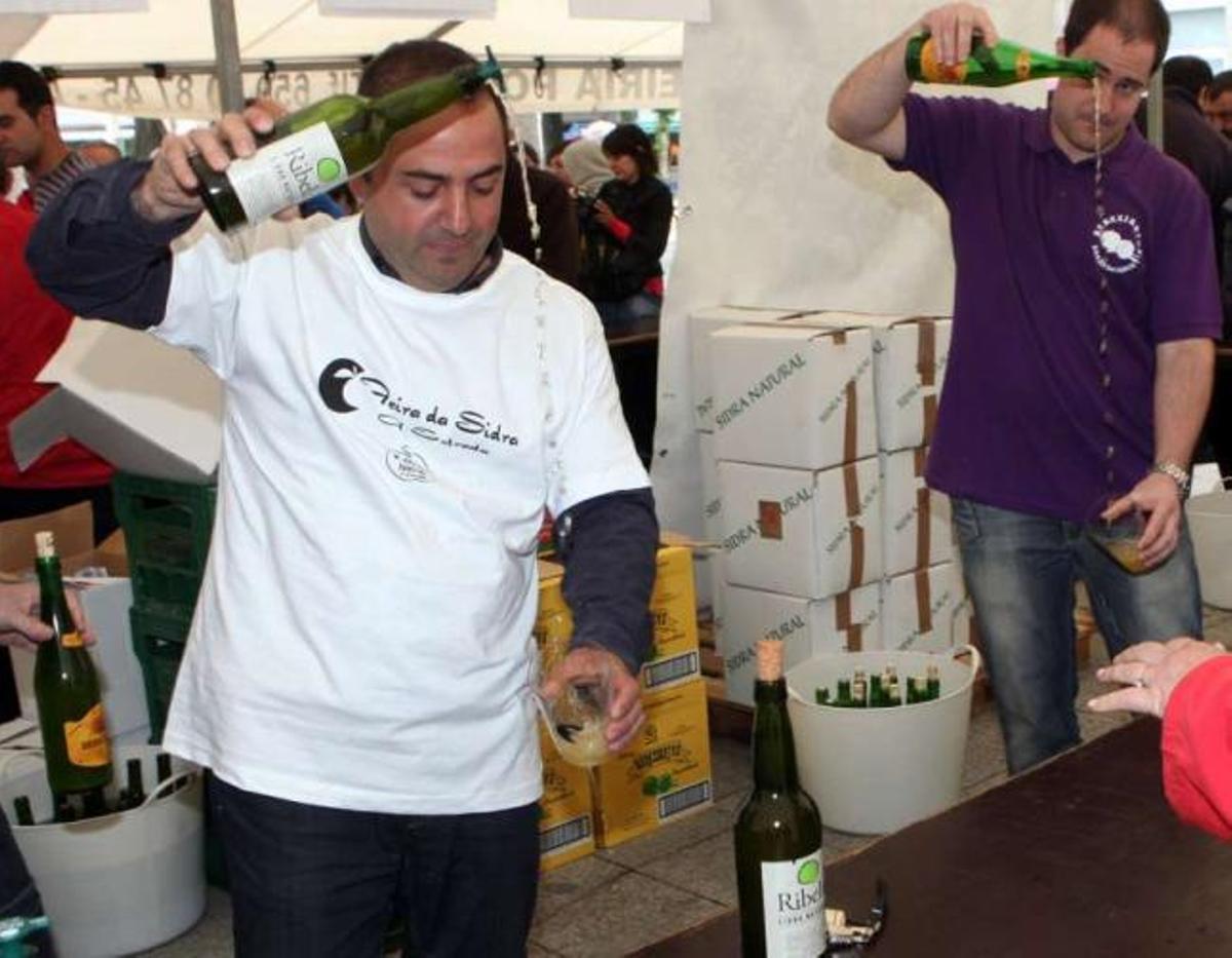 Jesús Armenteros, en primer término, escancia sidra Ribela.  // Bernabé/Luismy