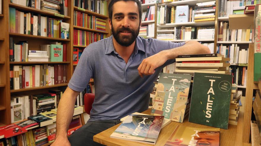 Ignacio Rodríguez, esta semana en la librería Áncora, donde trabaja, con algunos números de su revista Tales.