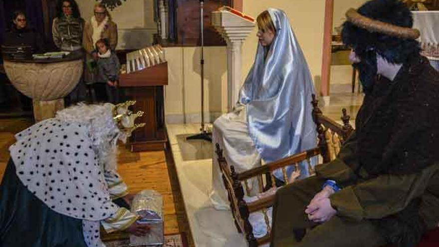 Los Magos adoran al Niño en el Auto Sacramental de Tábara.