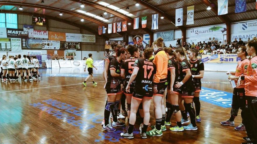 Las jugadoras del Mecalia, durante un tiempo muerto en el partido de hoy en A Sangriña. // @Atlguardes_ofi