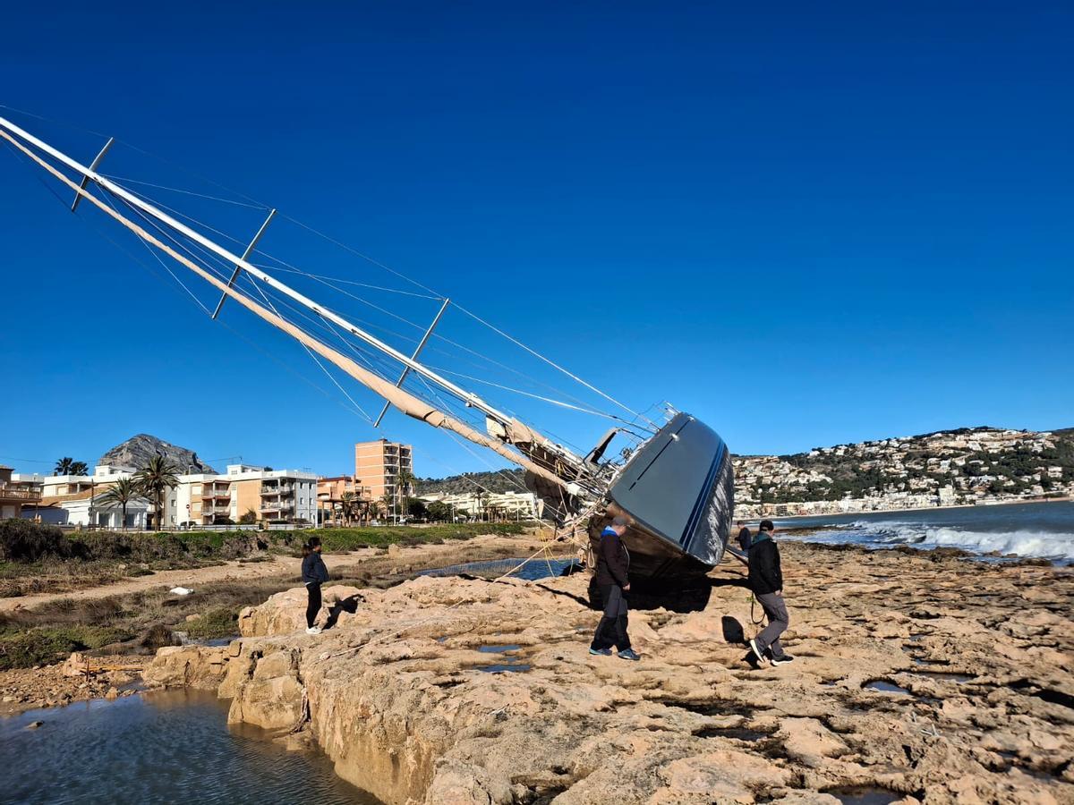 De encallado a requetencallado: las espectaculares imágenes del velero de Xàbia tras la borrasca Harris