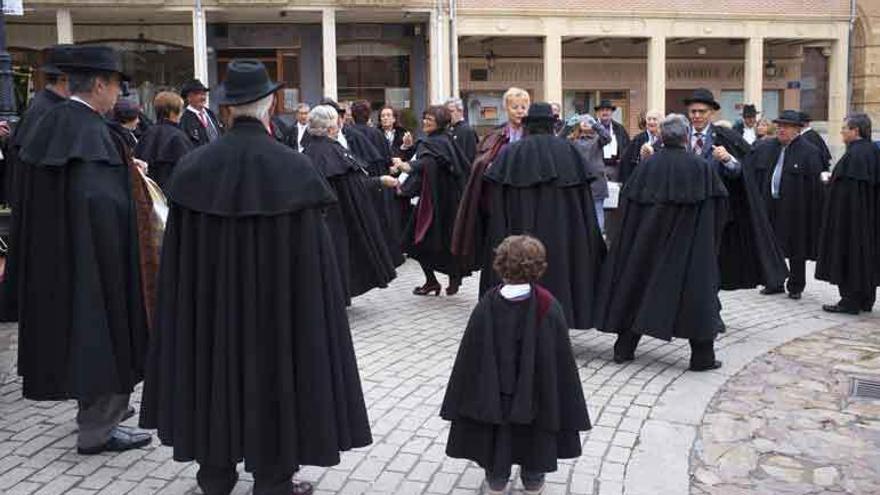 Los Amigos de la Capa, ayer, en la Plaza Mayor.