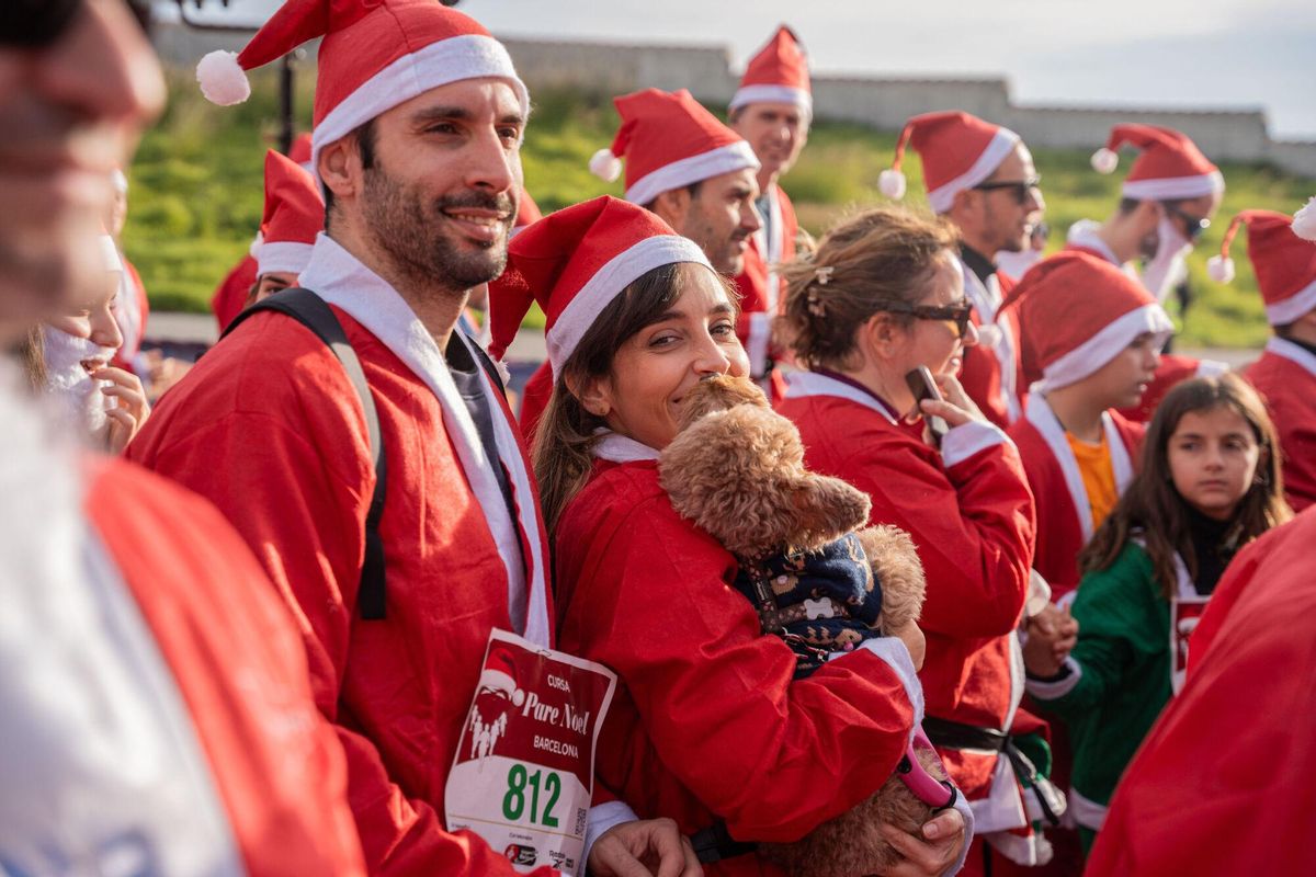 Cientos de Santa Claus corren por Barcelona en la primera Cursa del Pare Noel
