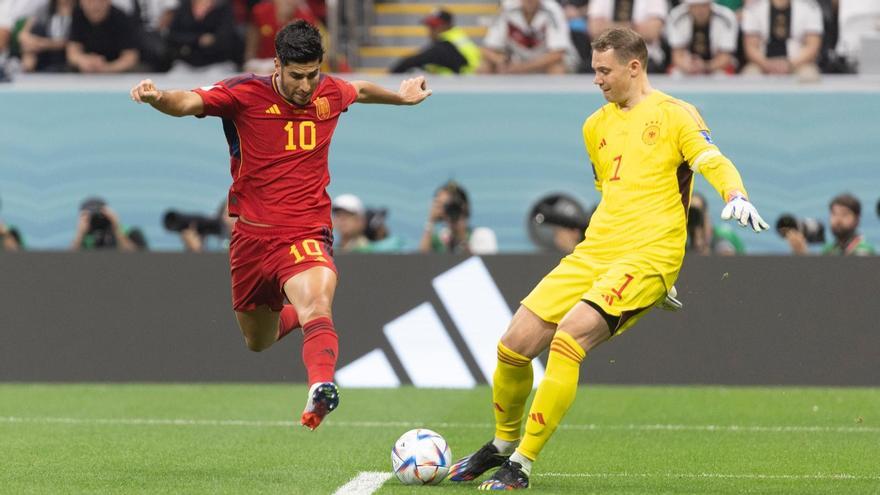 Marco Asensio presiona a Neuer en la salida del balón en le España-Alemania de Qatar