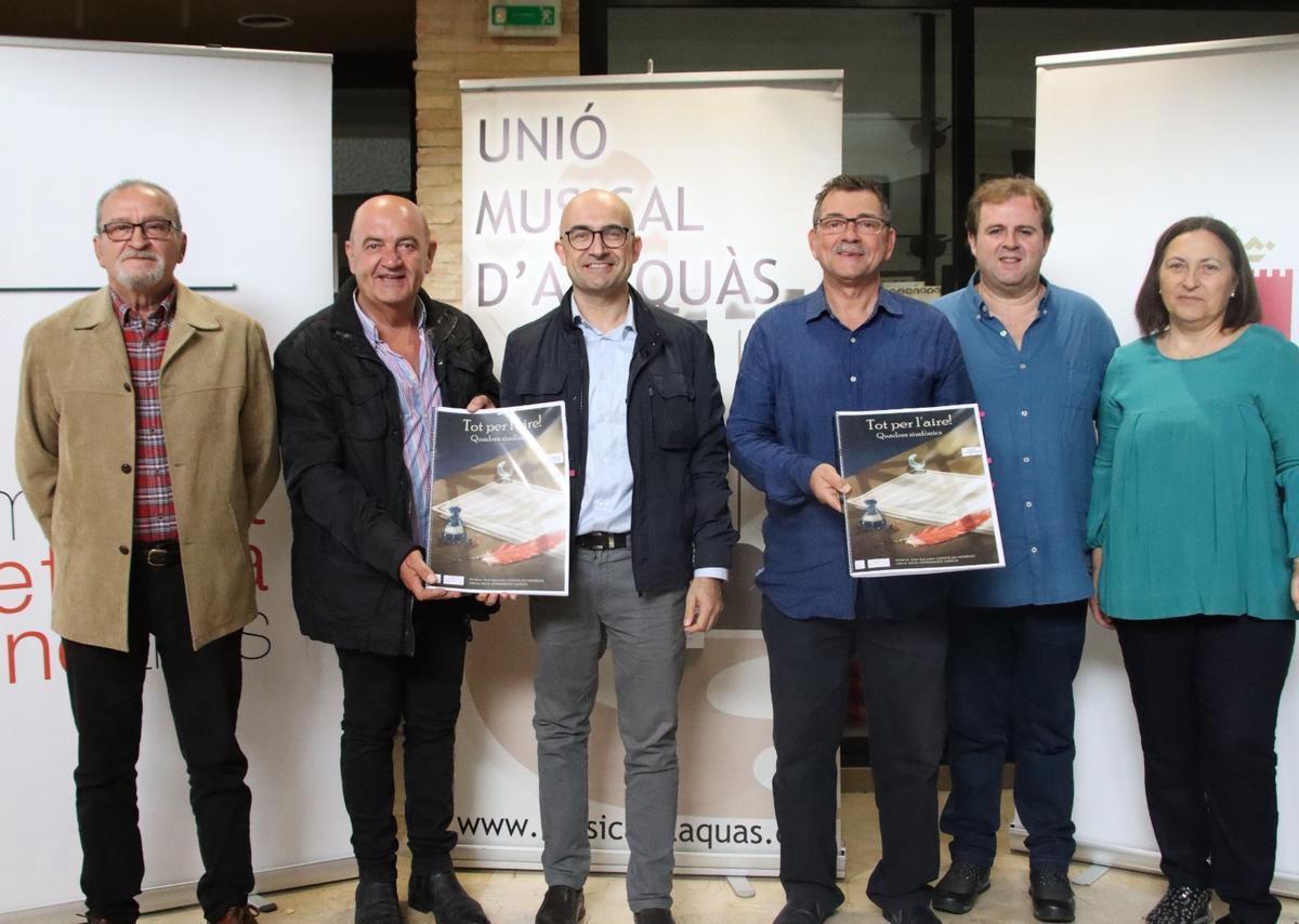 El equipo responsable del musical con el alcalde y el presidente de la UMA.