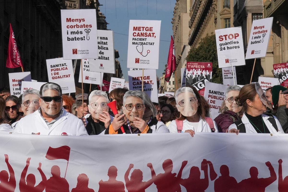 Una nueva manifestación de médicos recorre el centro de Barcelona