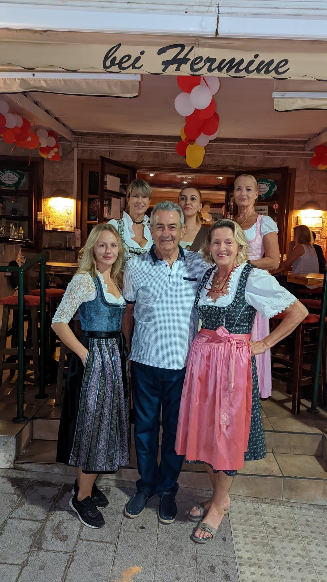 Das Team von &quot;Bei Hermine&quot;: Tochter Georgina, Ehemann José, Hermine Reisinger. Hinten ( v.l.): Mitarbeiterinnen Henrike, Simona, Ines.