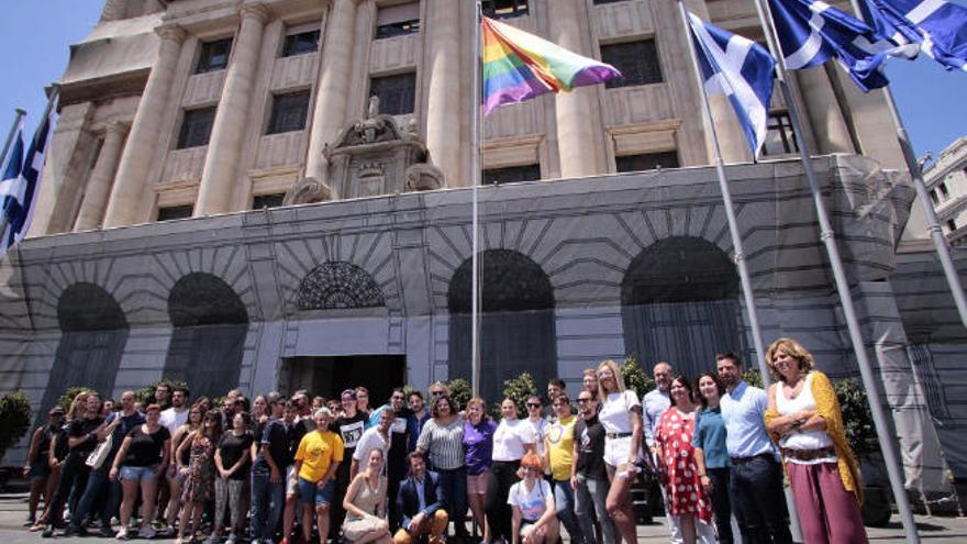 Los asistentes al acto en el que se izó la bandera arcoíris en el Cabildo de Tenerife.