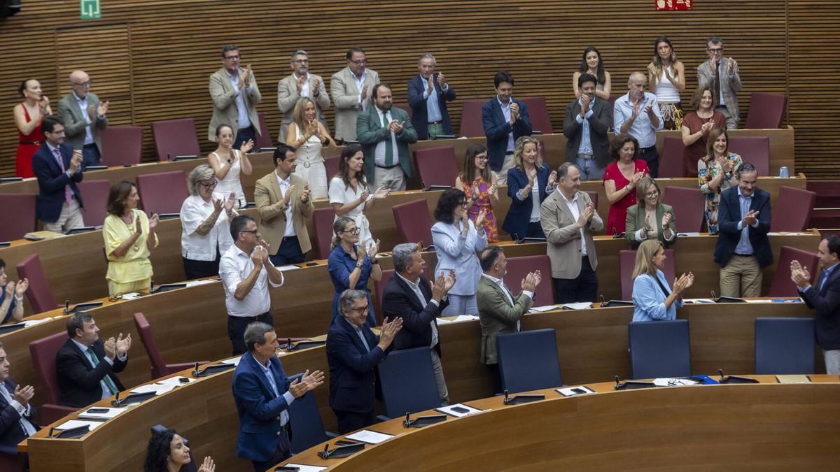La bancada del PP celebra la aprobación de los Presupuestos de la Generalitat a final de julio, en las Corts.