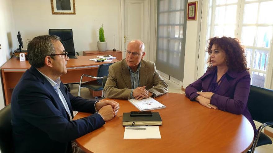 Sebastián Martín, Rafael Yanes y Beatriz Barrera en la reunión de ayer