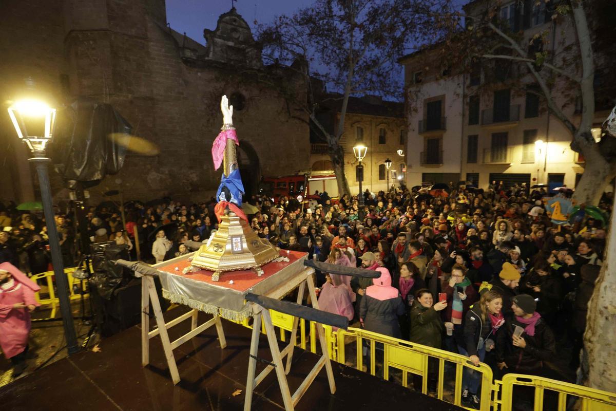 Der Unterarm des Heiligen Sebastian kämpft beim Treffen aller Bruderschaften gegen die Pest.