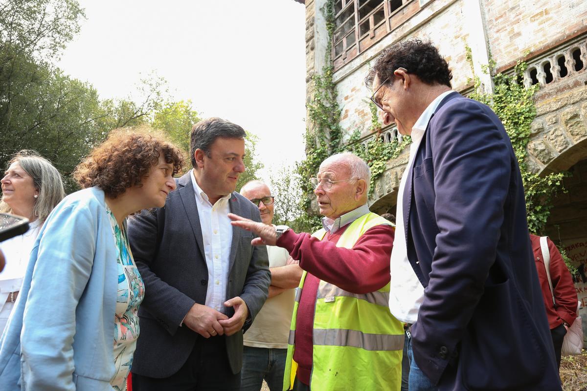 Goretti Sanmartín y Valentín González Formoso, ayer, escuchan a un vecino en A Sionlla, donde comenzaron las obras de la Vía Verde de la Diputación de A Coruña