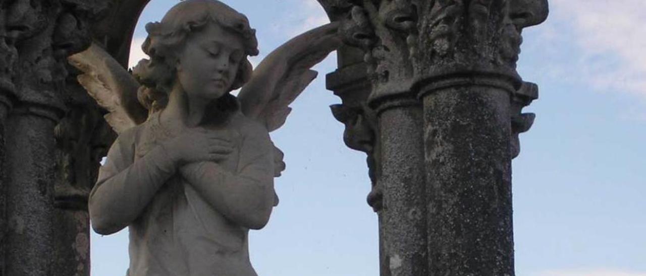 El cementerio de Colunga ayer, con el panteón de los Pablos al fondo.