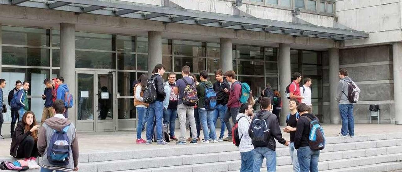 Estudiantes a las puertas del campus universitario de Mieres.