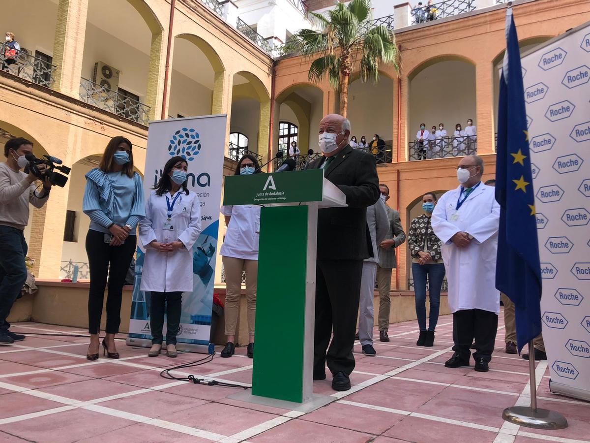 Jesús Aguirre, durante su intervención en el patio del Hospital Civil de Málaga