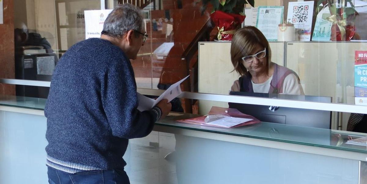 Imagen de archivo de un ciudadano siendo atentido por personal municipal en el ayuntamiento de Vila-real.