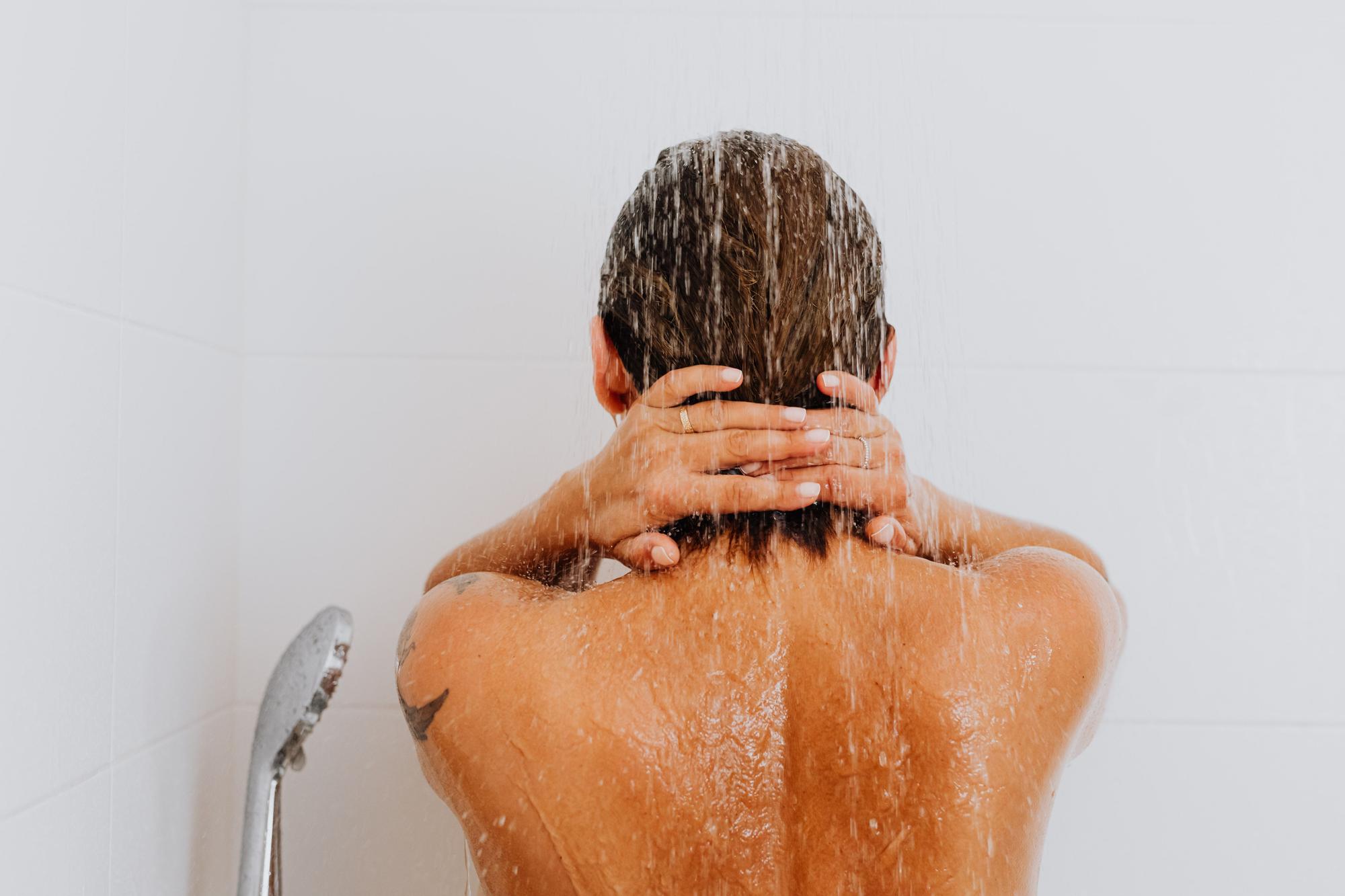 Empezar el día con una ducha o un lavado, con agua fría o templada, es imprescindible