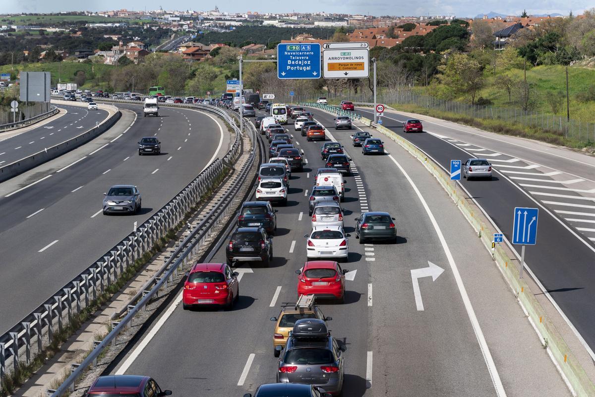 Lejos de ser una simple referencia visual, esta marca indica que el conductor se encuentra ante un carril con condiciones especiales de uso