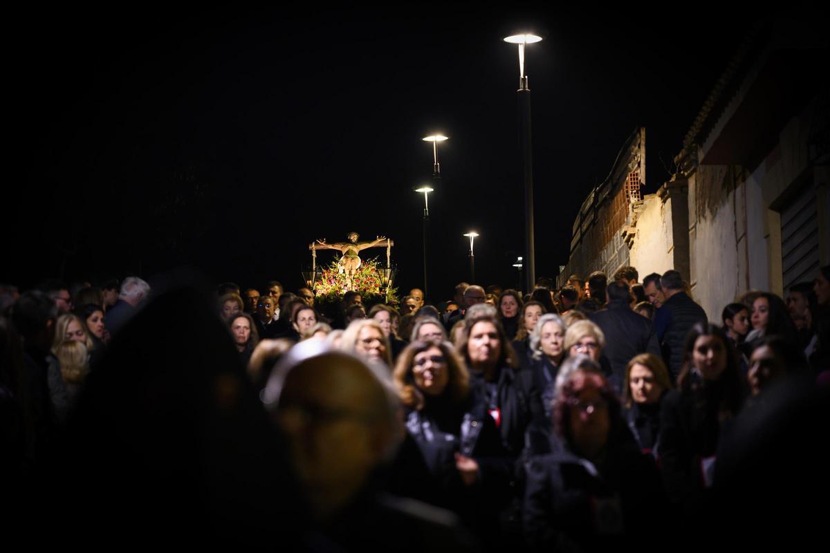 Personas asisten a la primera procesión de la Semana Santa en la madrugada del Viernes de Dolores en Cartagena, en Cartagena, Murcia (España)