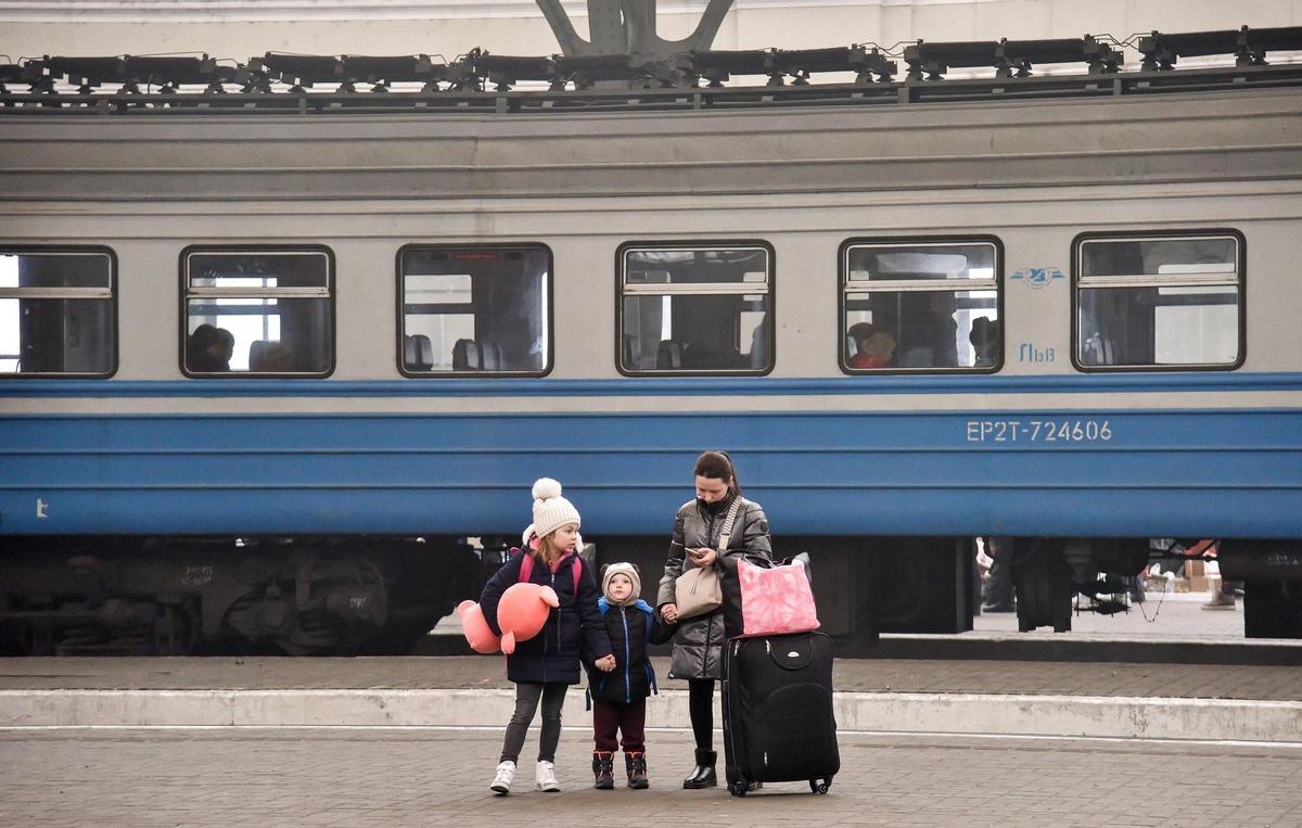 Lviv (Ukraine), 07/03/2022.- Ukrainian refugees at the train station in Lviv, western Ukraine, 07 March 2022. According to the United Nations (UN), at least 1.5 million people have fled Ukraine to neighboring countries since the beginning of Russia’s invasion on 24 February. (Rusia, Ucrania) EFE/EPA/VITALIY HRABAR POLAND OUT