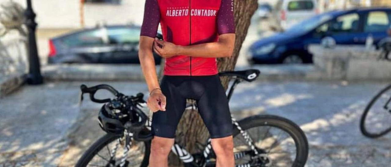 Alberto Contador posa con el maillot oficial de su marcha | WEB ALBERTO CONTADOR