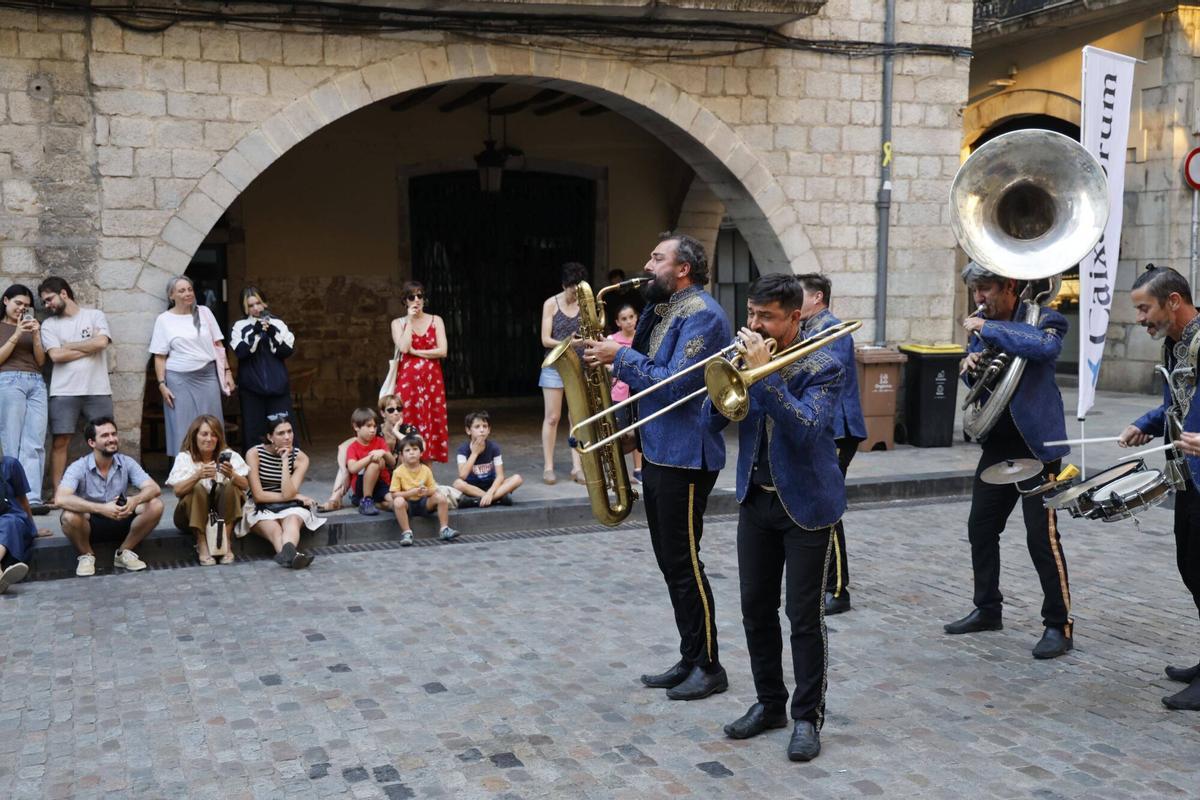 Les imatges de l'espectacle de carrer Fantasies Kikiristaneses dins el cicle Nit d'estiu del Caixaforum