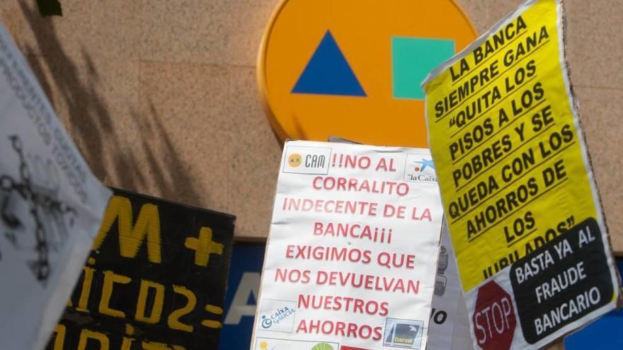 Una de las protestas de afectados por la compra de cuotas participativas de la CAM.