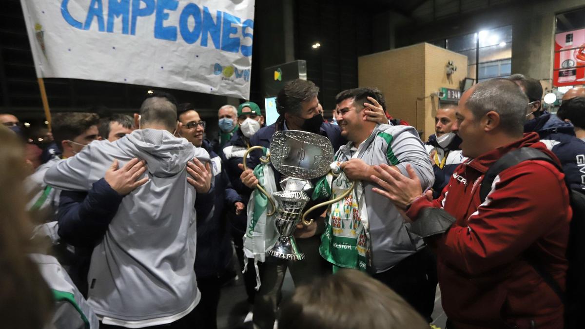 El consejero delegado, Javier González Calvo, recibe a la expedición de los campeones de la Liga Genuine.