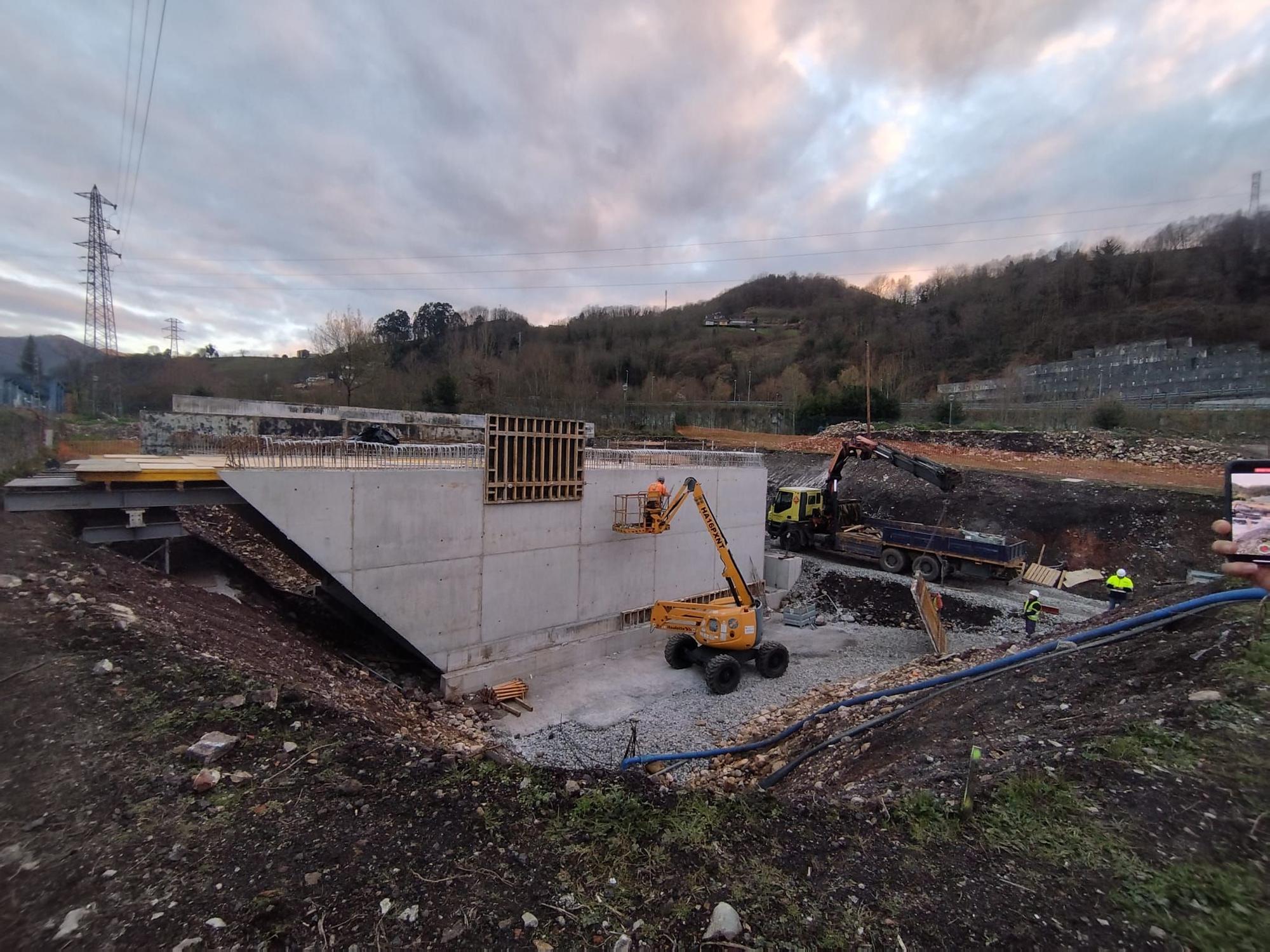 Obras de acceso al futuro ferial de talleres del Conde, en Langreo