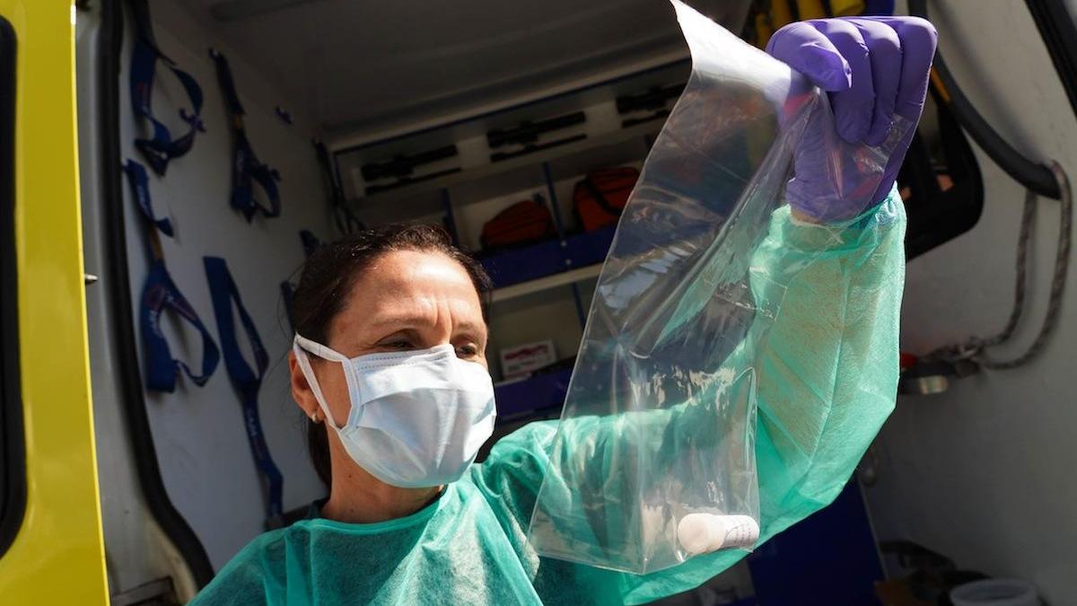 Una de las sanitarias que realizan pruebas en el centro de salud de La Roca.