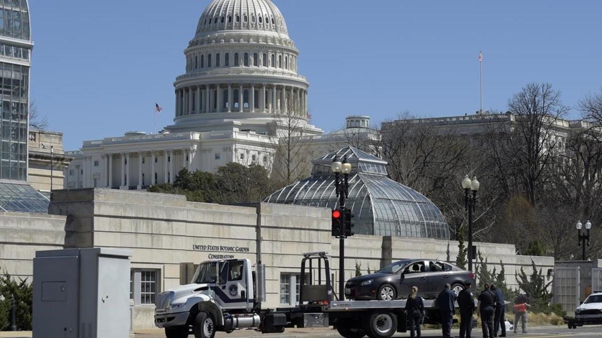 Una grúa retira un coche implicado en un incidente ante el Capitolio.