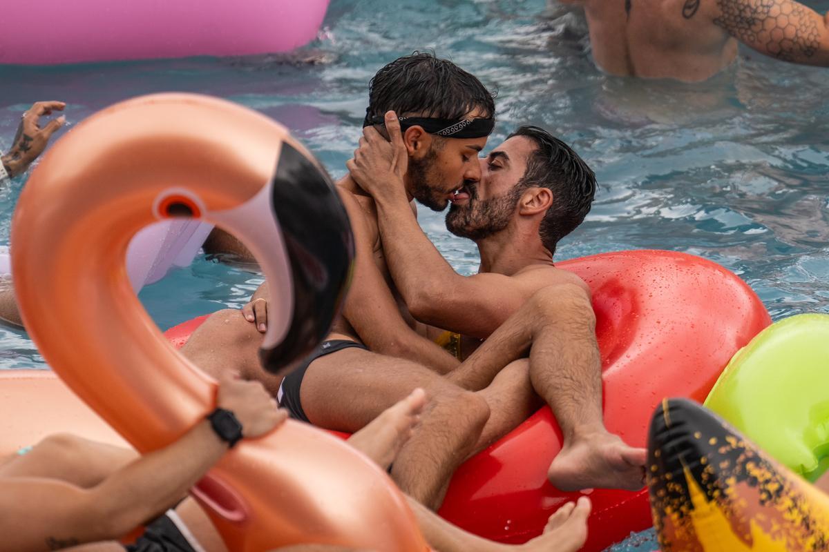 Una pareja se besa en la fiesta de Illa Fantasia del Circuit Festival. 