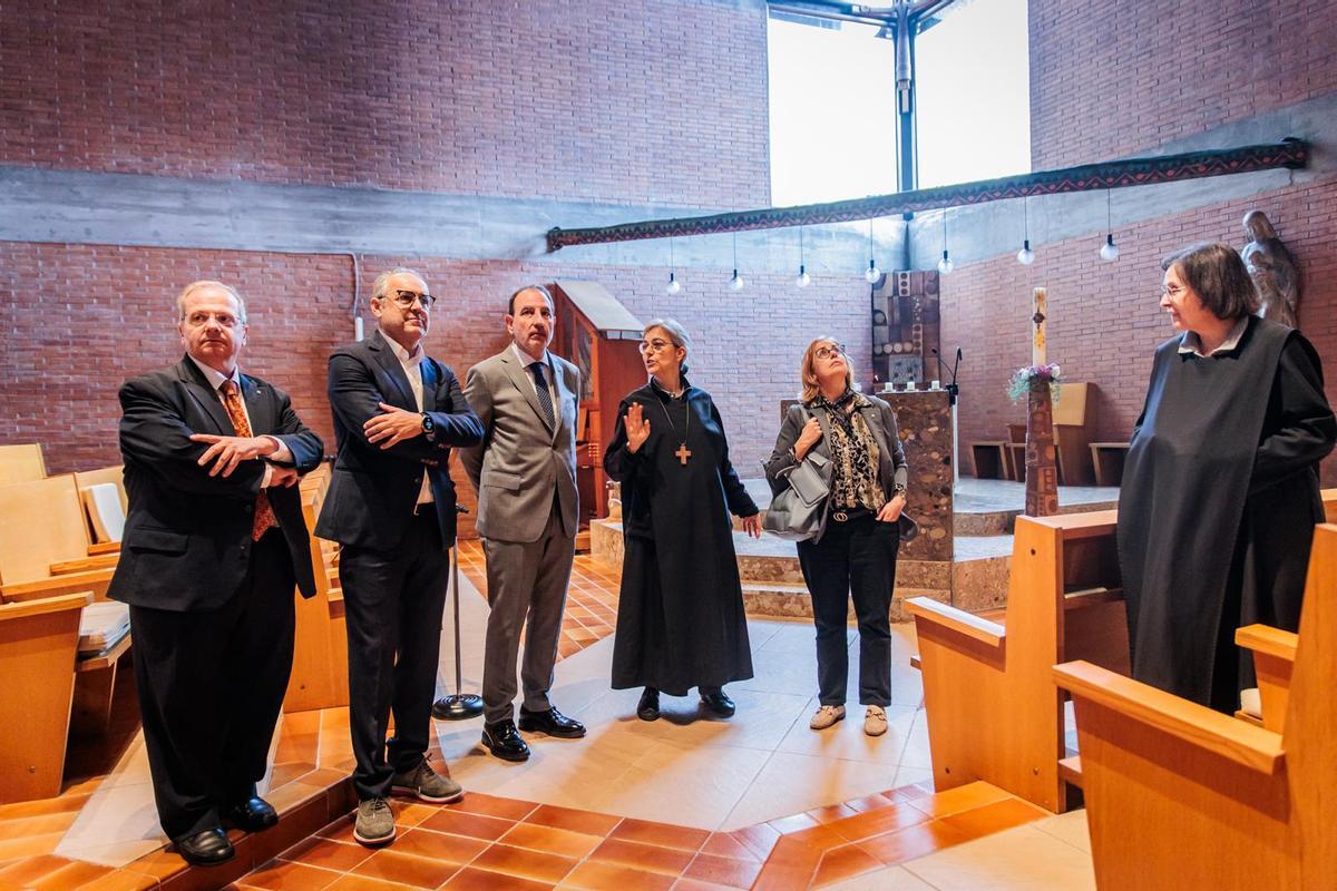 Un moment de la visita del conseller al monestir