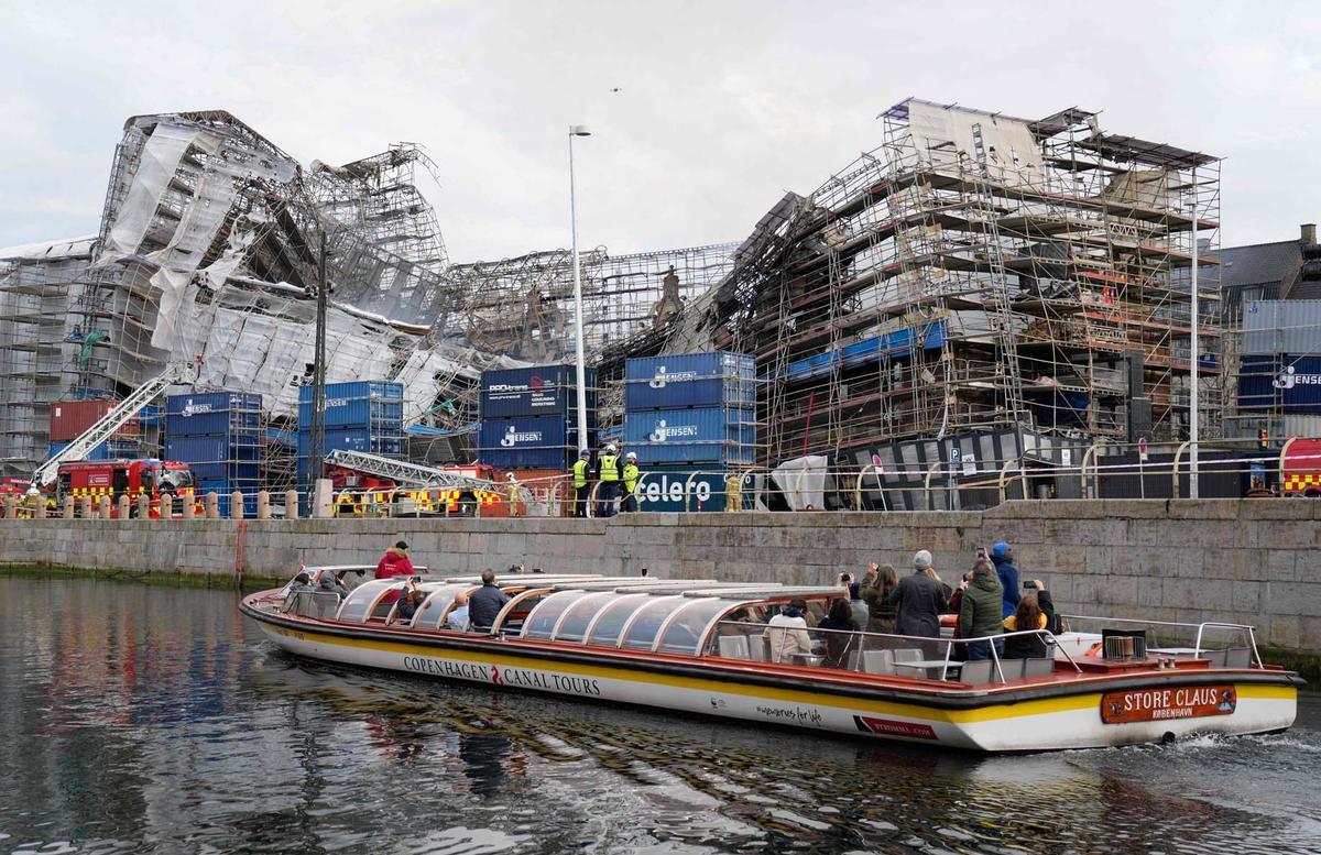 La Bolsa de Valores, uno de los edificios más antiguos de Copenhague, arrasada por un incendio.