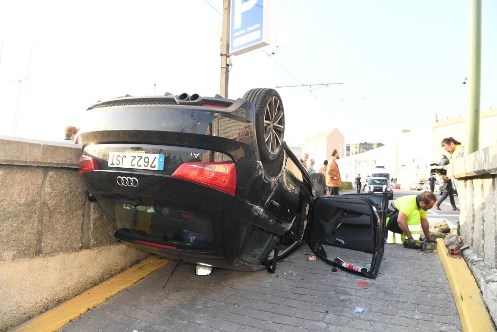 Vuelco con un herido leve, en el paseo marítimo del Orzán