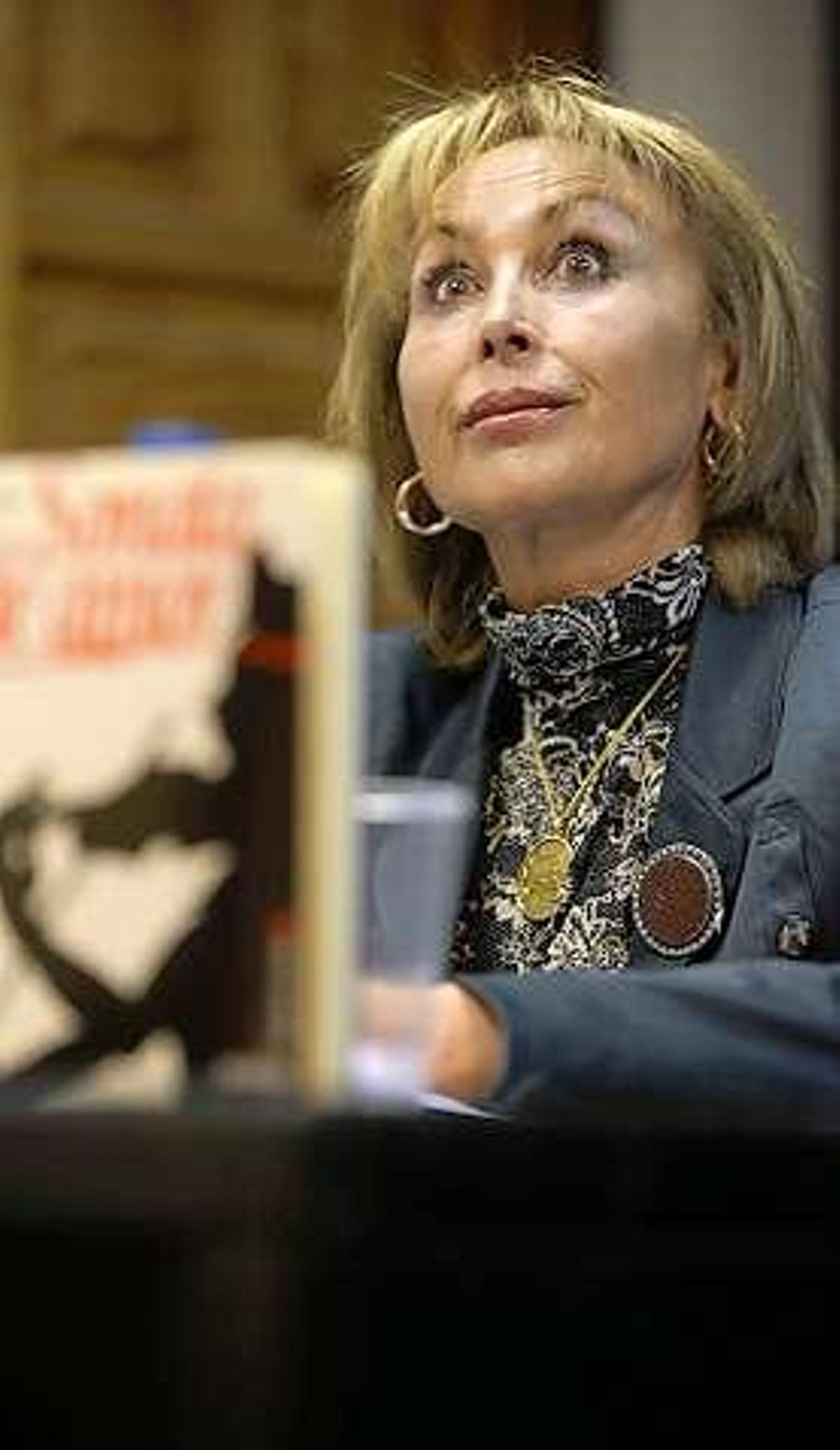 La escritora Blanca Álvarez presenta su último libro «Los tres secretos ...