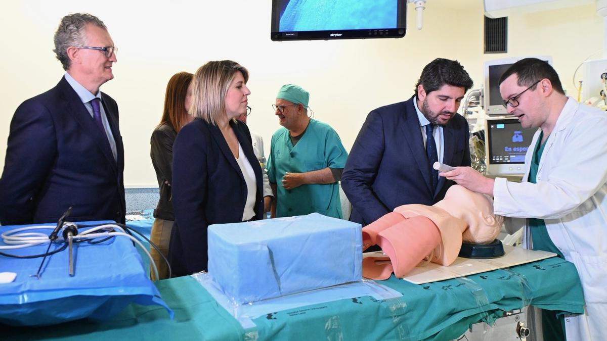 Autoridades políticas acuden a la inauguración de un centro de salud.