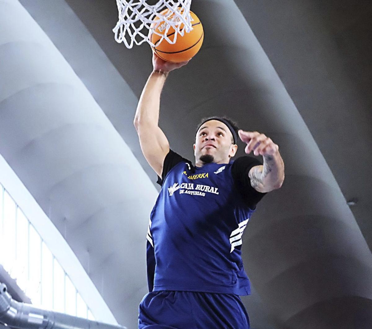 Marques Townes trata de machacar en un entrenamiento reciente del Alimerka Oviedo Baloncesto.  |