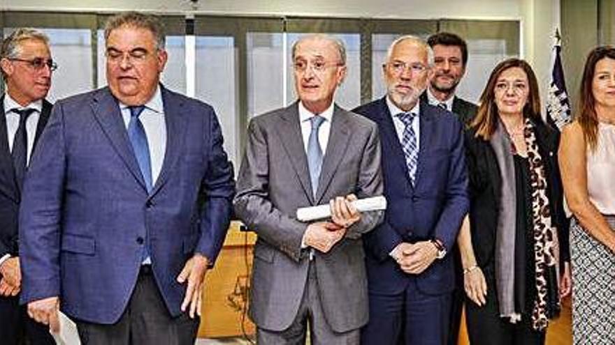 Terrasa, en el centro de la imagen, flanqueado por el fiscal superior de Balears, Bartomeu Barceló, y Antonio Viejo, a la derecha.