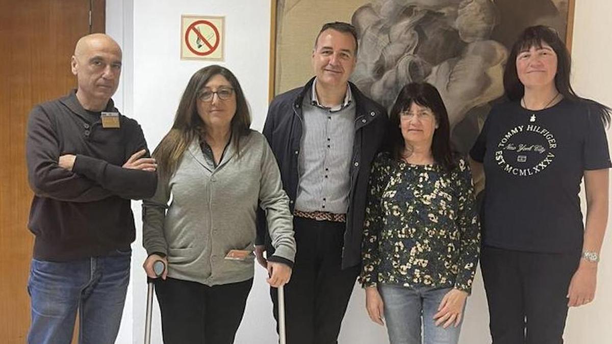 Miembros de la campaña Patinetes y Bicis a Raya con el teniente de alcalde de Movilidad de Cort, Francesc Dalmau.