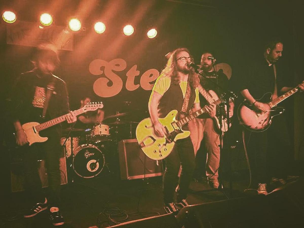 Actuación de Summer Riders con Miguel A.Cantero como vocalista.