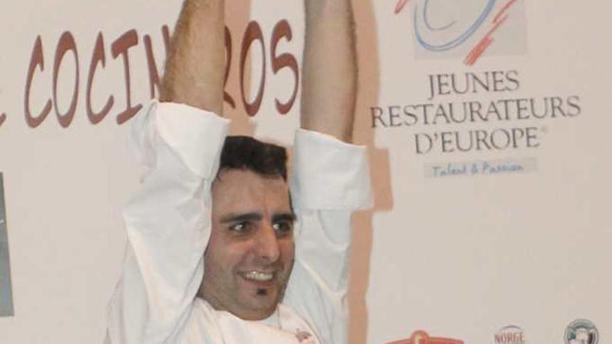 Evarist Miralles levanta el trofeo del Campeonato de Cocineros.