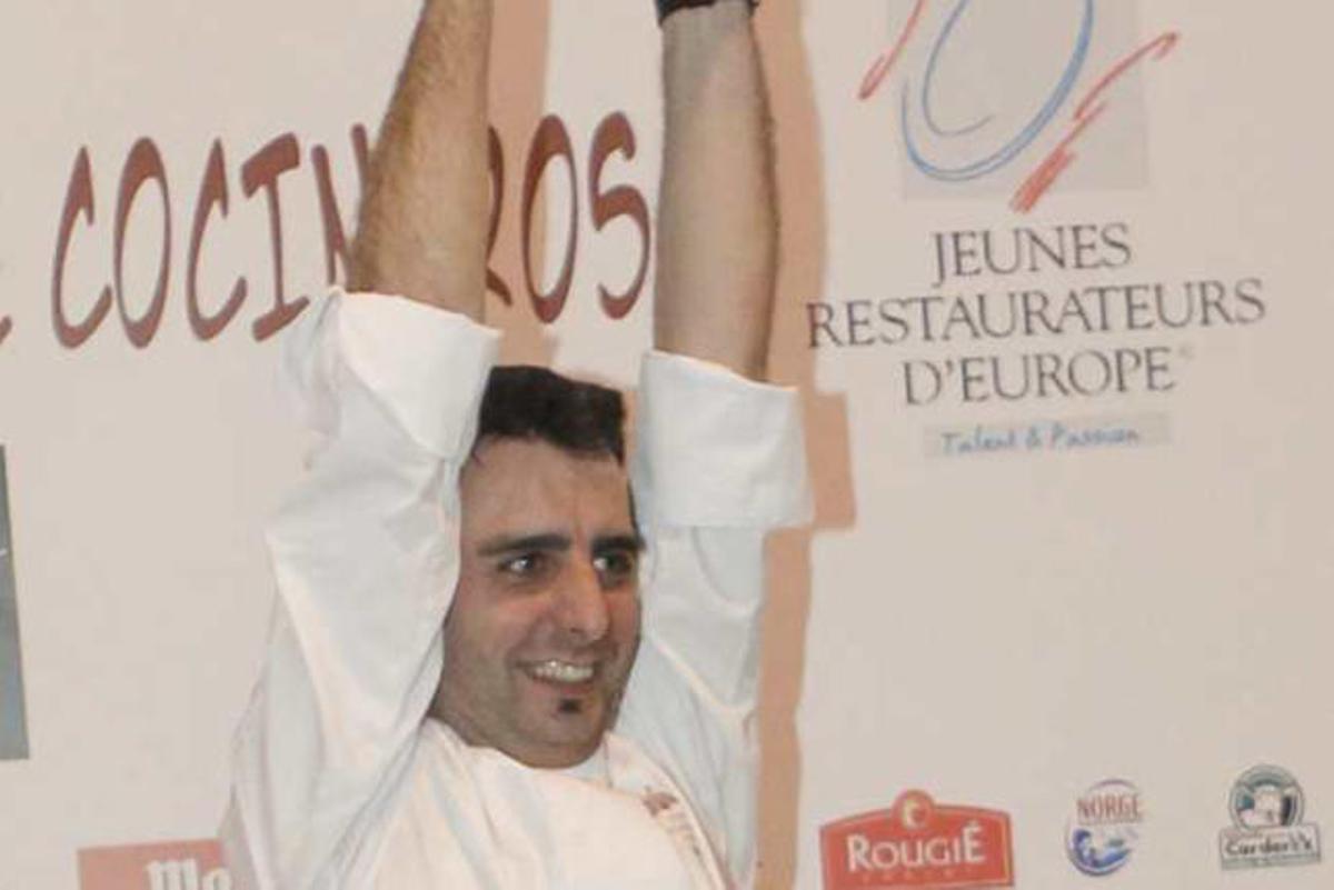 Evarist Miralles levanta el trofeo del Campeonato de Cocineros.