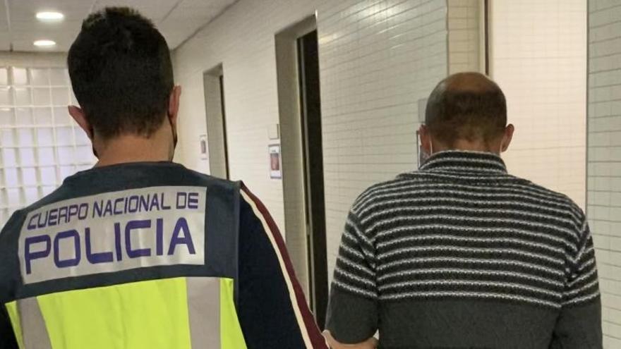 Imagen del detenido en dependencias policiales