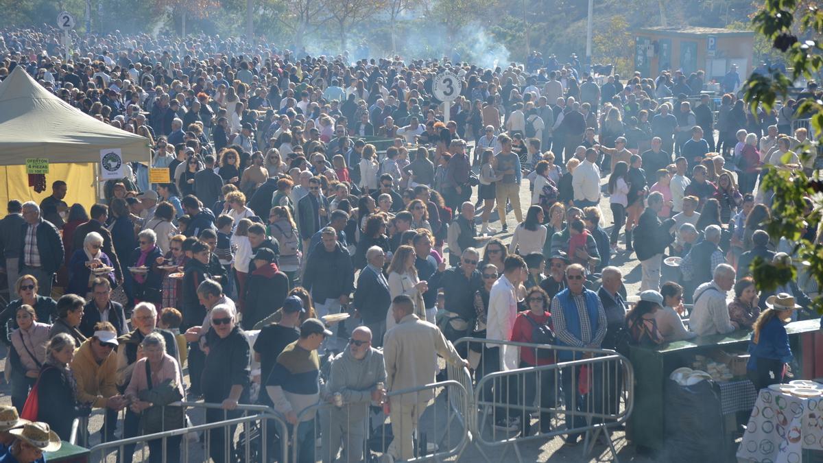 Panorámica de los asistentes a la Fiesta de las Migas